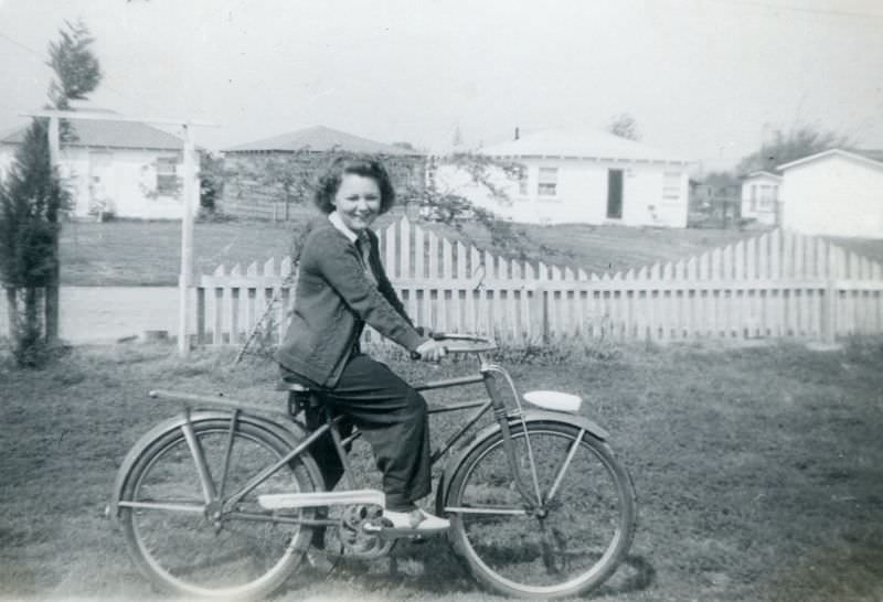 Stunning Photos of Ladies with their Bicycles from the 1940s