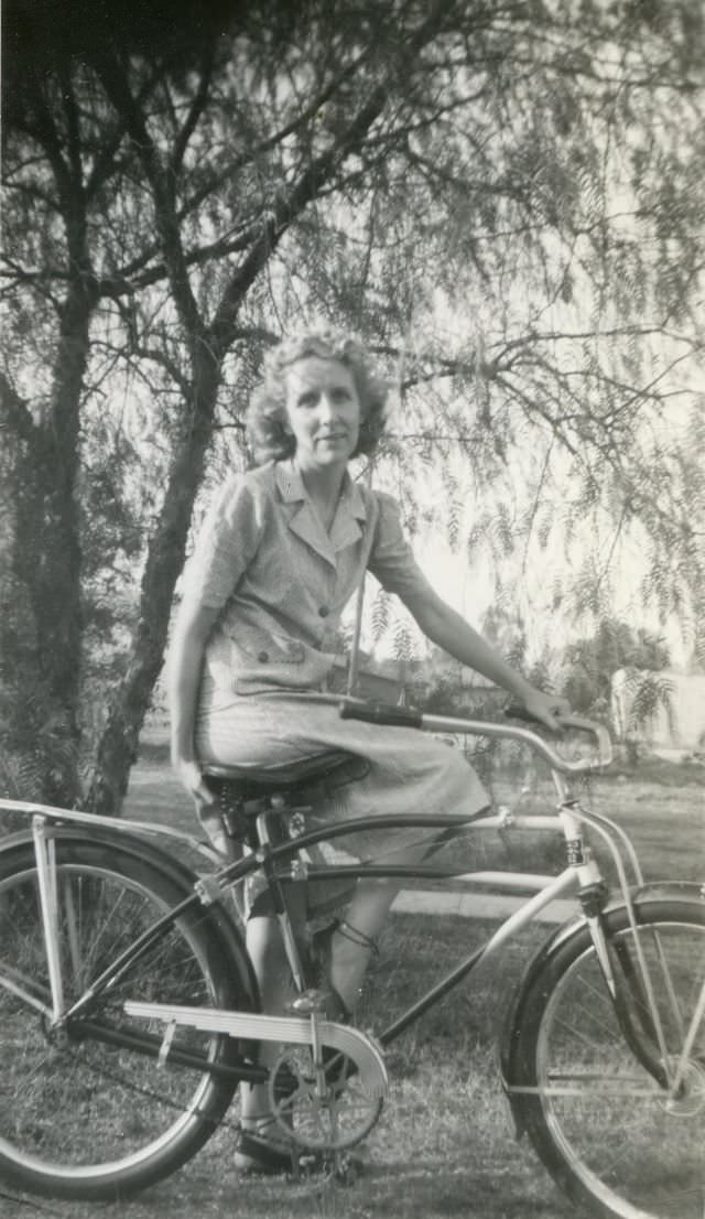 Stunning Photos of Ladies with their Bicycles from the 1940s