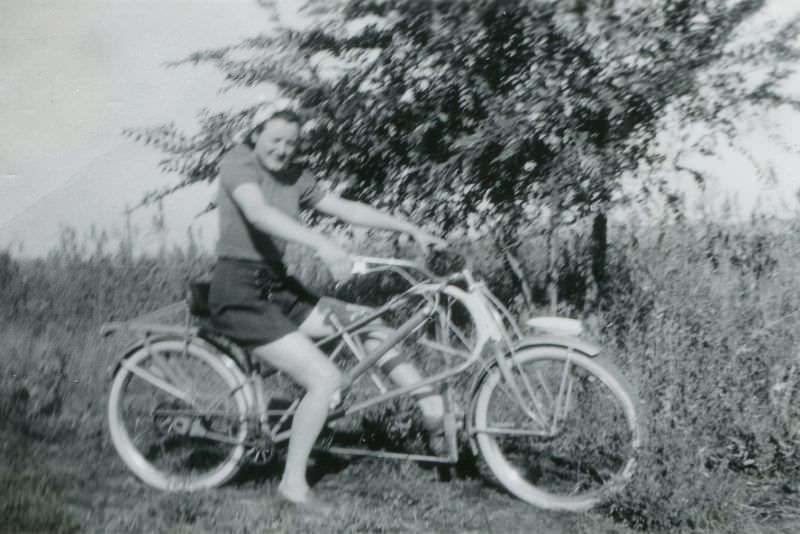 Stunning Photos of Ladies with their Bicycles from the 1940s