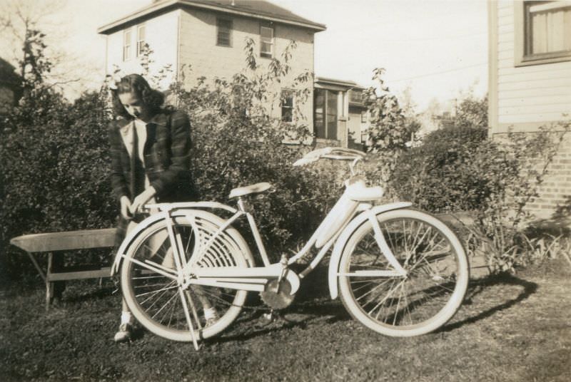 Stunning Photos of Ladies with their Bicycles from the 1940s