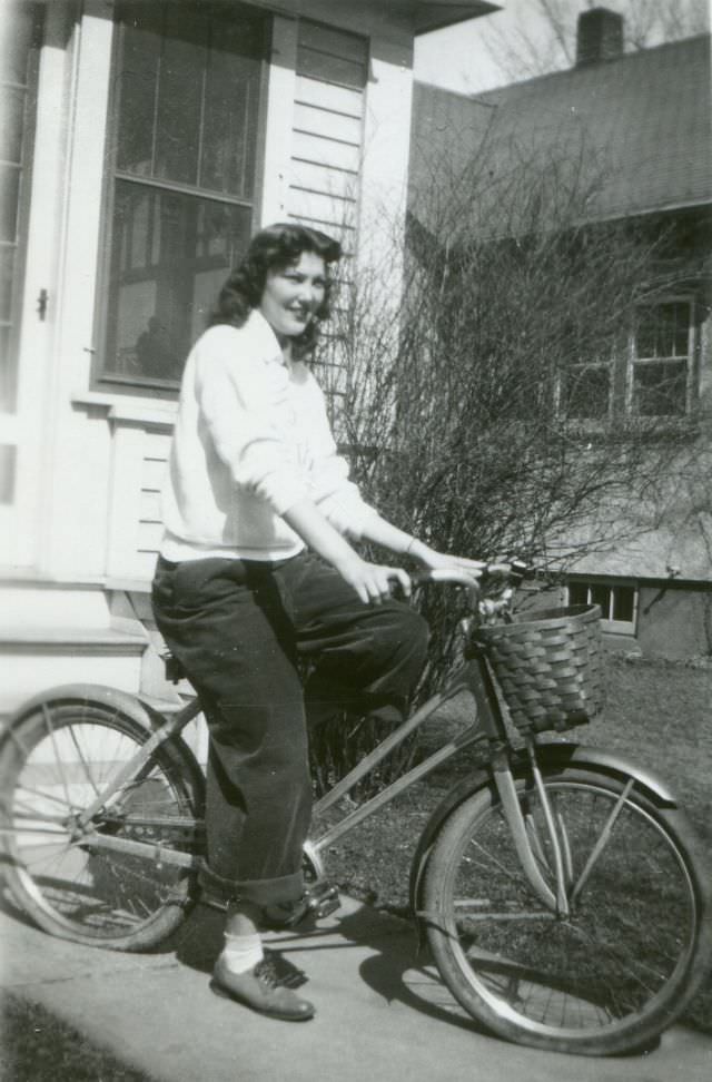 Stunning Photos of Ladies with their Bicycles from the 1940s