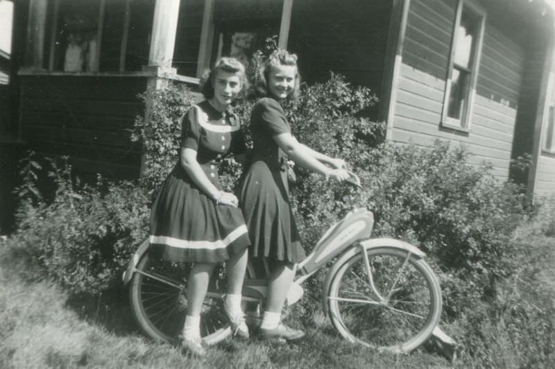 Stunning Photos of Ladies with their Bicycles from the 1940s