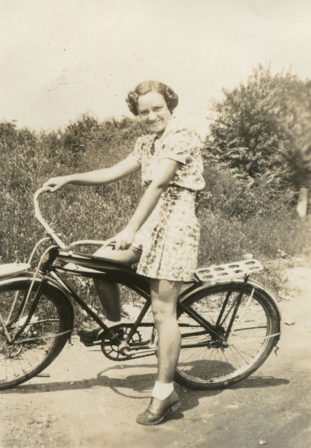 Stunning Photos of Ladies with their Bicycles from the 1940s