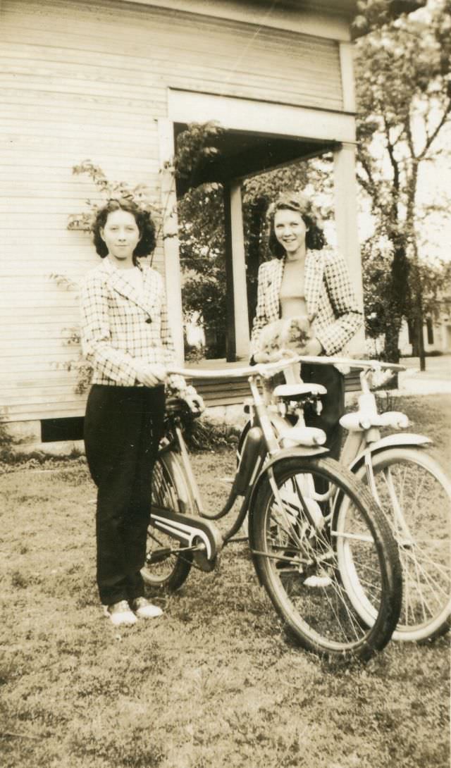 Stunning Photos of Ladies with their Bicycles from the 1940s