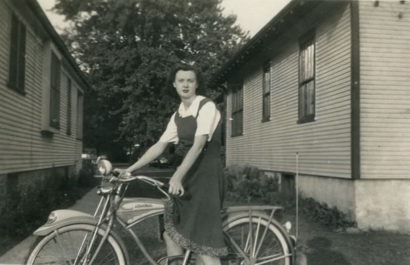 Stunning Photos of Ladies with their Bicycles from the 1940s