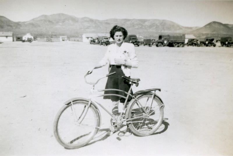 Stunning Photos of Ladies with their Bicycles from the 1940s