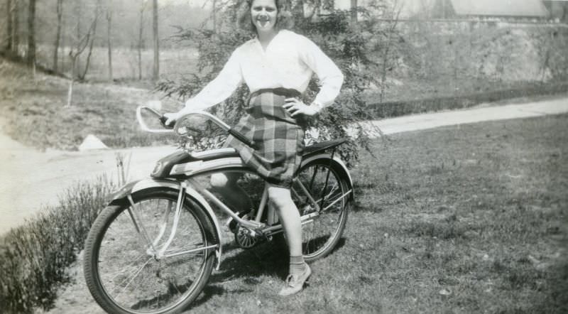 Stunning Photos of Ladies with their Bicycles from the 1940s