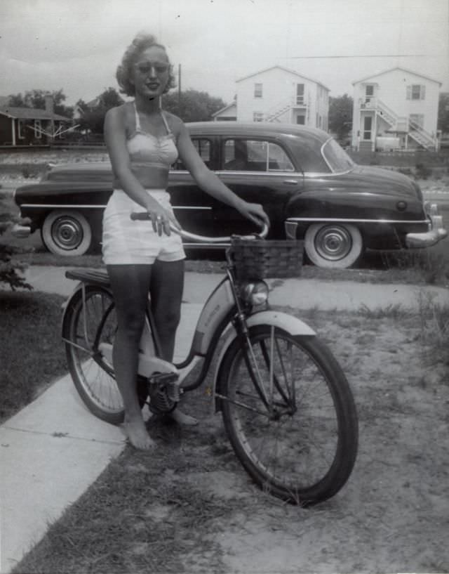 Stunning Photos of Ladies with their Bicycles from the 1940s