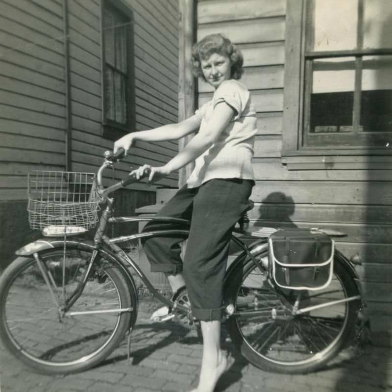 Stunning Photos of Ladies with their Bicycles from the 1940s