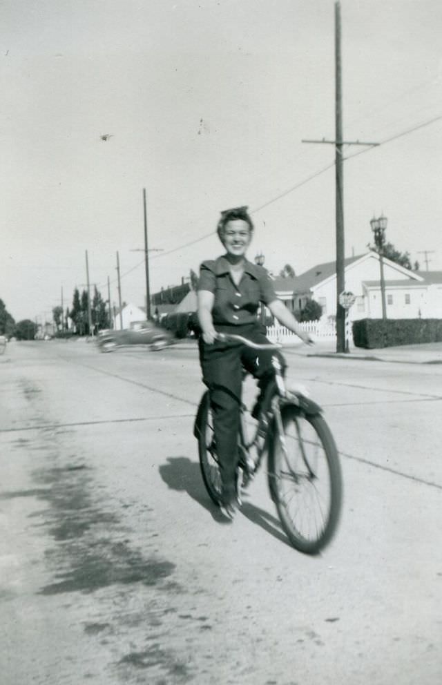 Stunning Photos of Ladies with their Bicycles from the 1940s