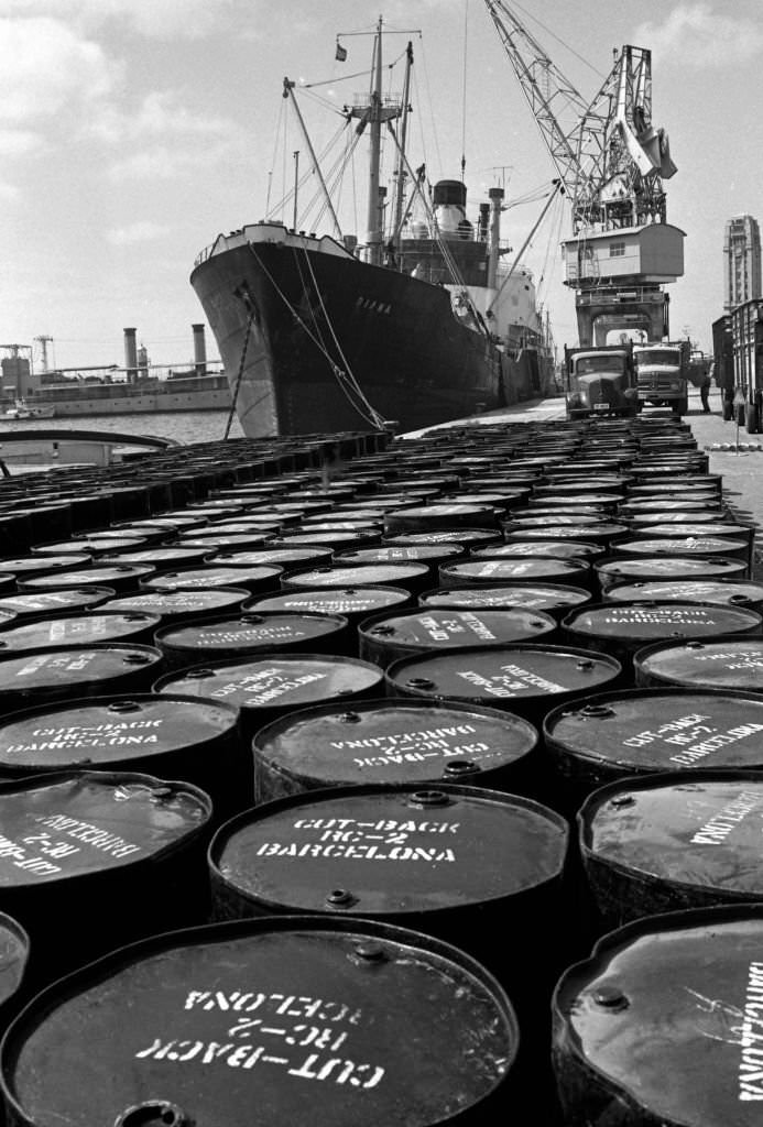 Barrel loading in Las Palmas, 1965