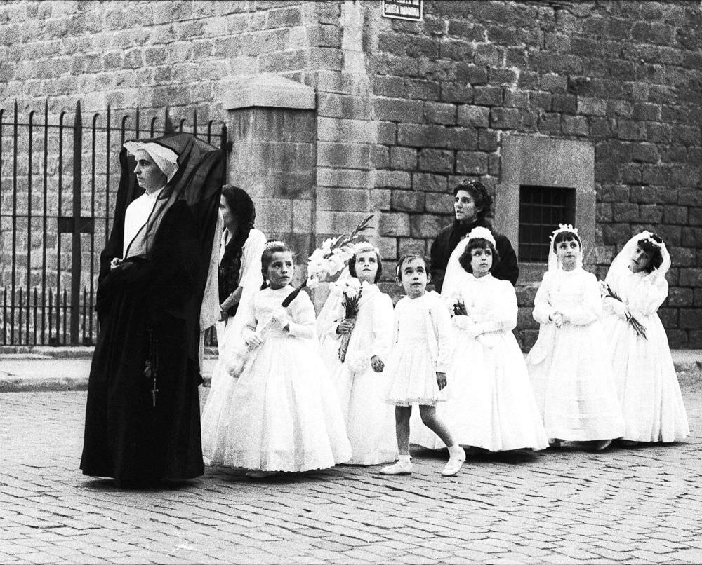 Life of Barcelona in the 1950s Through Fascinating Photos Discovered by an American Tourist at Flea Market