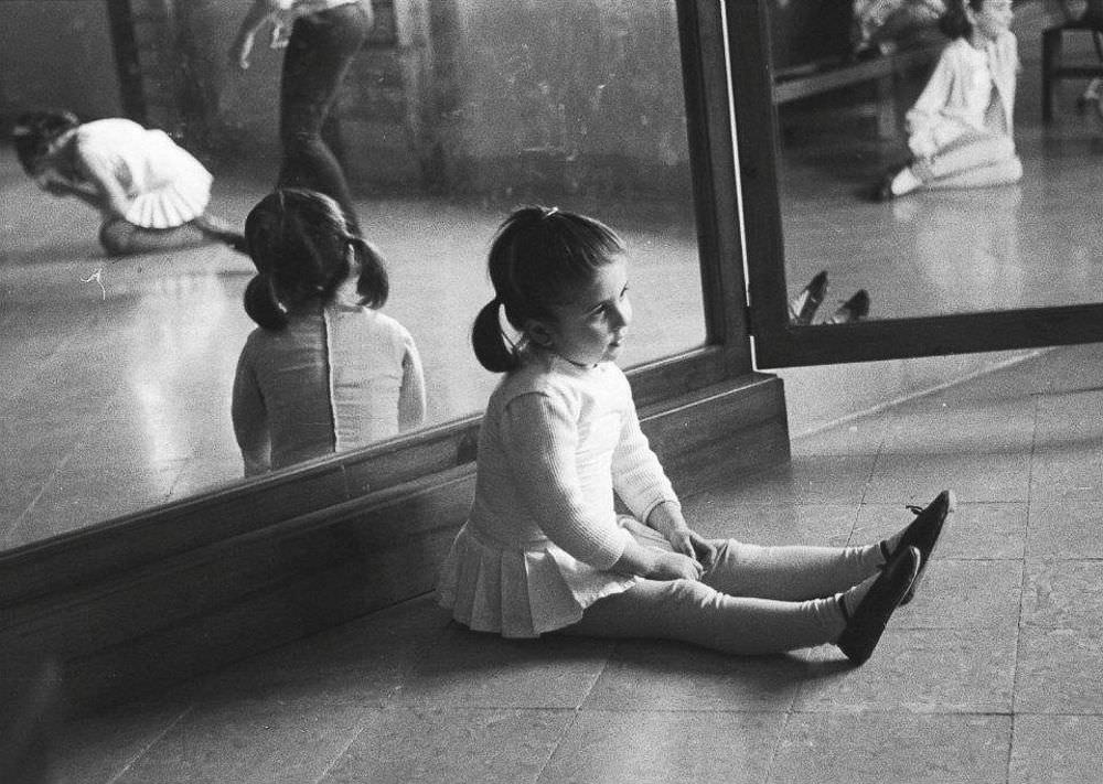 Life of Barcelona in the 1950s Through Fascinating Photos Discovered by an American Tourist at Flea Market