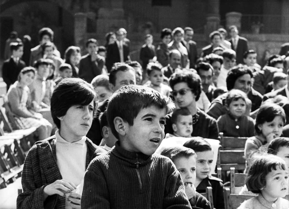 Life of Barcelona in the 1950s Through Fascinating Photos Discovered by an American Tourist at Flea Market