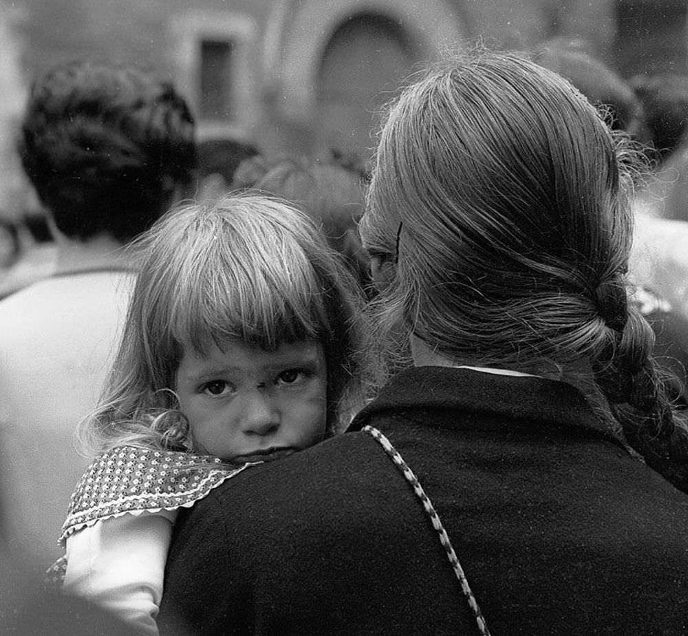 Life of Barcelona in the 1950s Through Fascinating Photos Discovered by an American Tourist at Flea Market