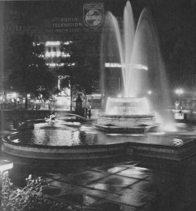 Trafalgar Square at night