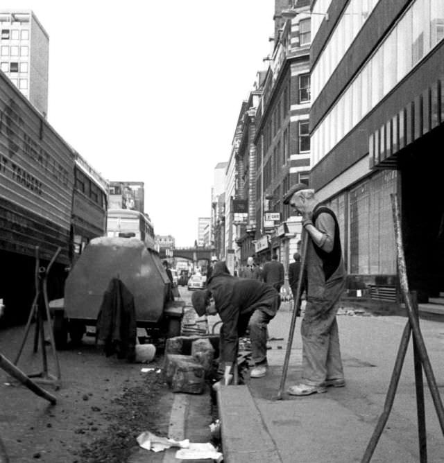 Fixing the kerbs in Farringdon Road, London, March 1973
