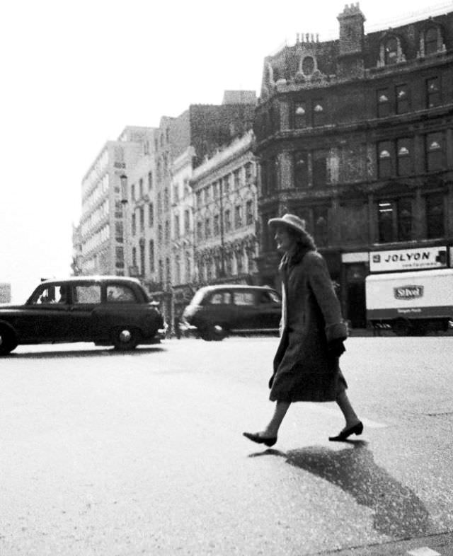 Striding across Ludgate Circus in the spring sunshine, London, April 1973