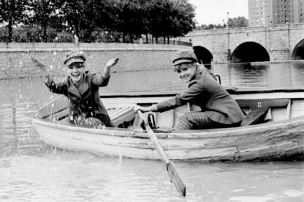 The Spanish twin actresses “Pili y Pili" (Pilar tan Aurora Bayona during a boat trip on the lake of the" Parque del Retiro ", Madrid, Spain, 1966.