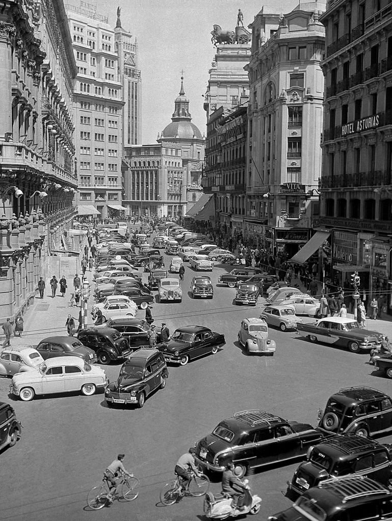Calle Sevilla, in Madrid during the 1960s.
