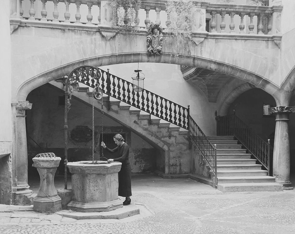 A courtyard with a well on the island of Majorca.