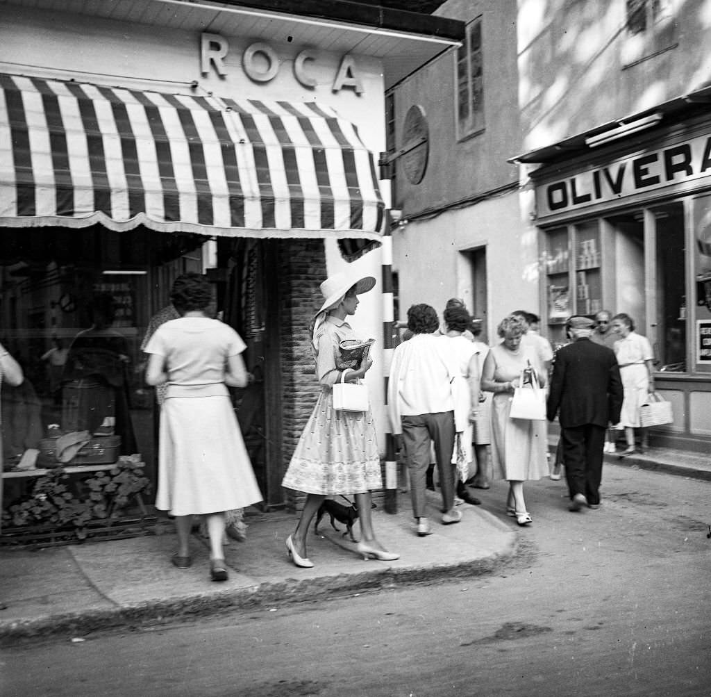 Actress and singer Abbe Lane walks through the streets of Mallorca accompanied by her husband Xavier Cugat and their dog in Mallorca, 1959.