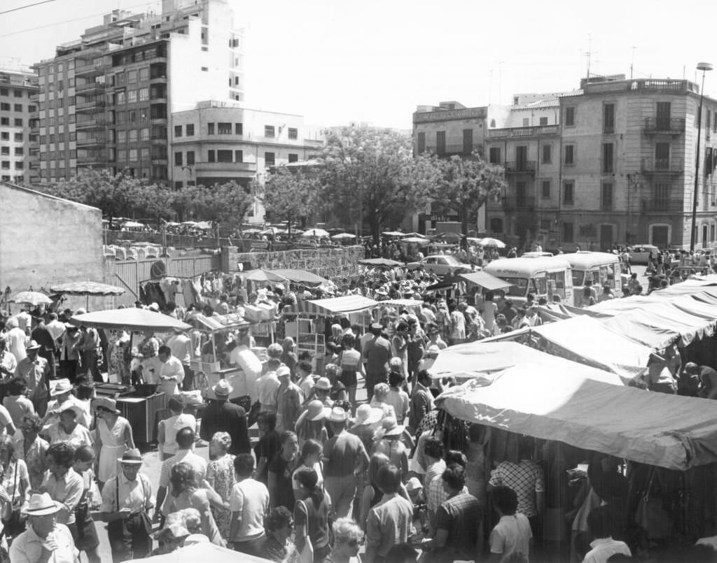 The flea market in Palma de Mallorca, 1972