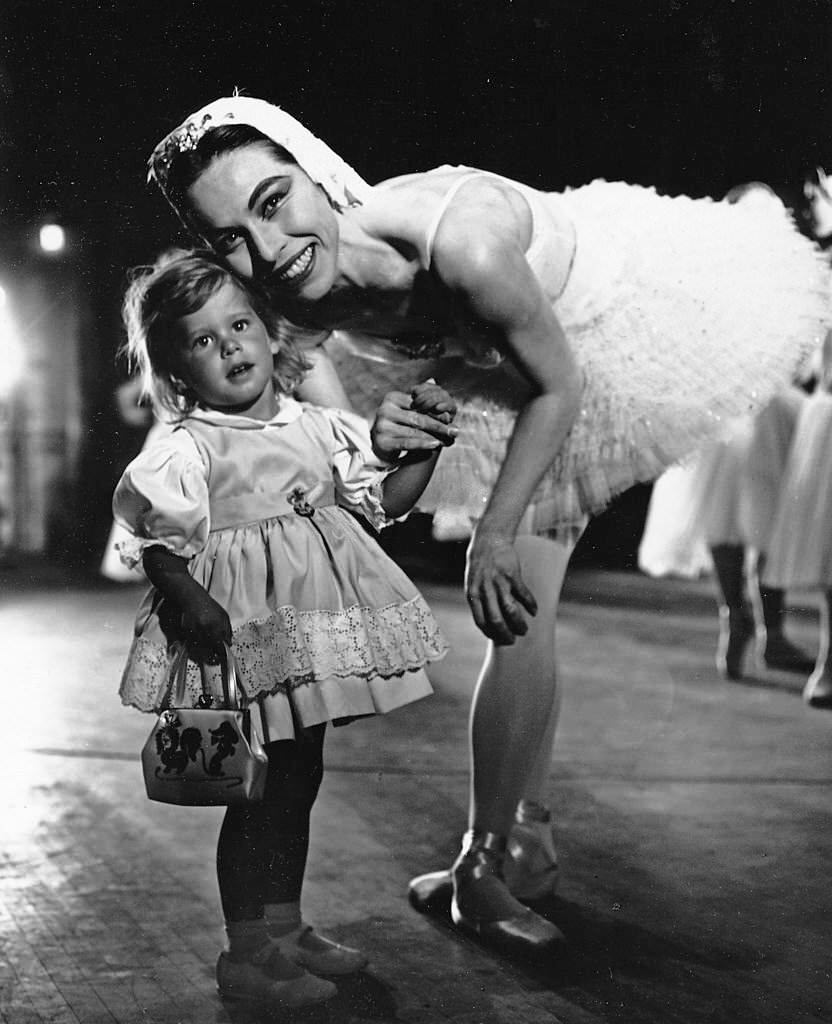 Maria Tallchief and her daughter Elsie backstage at the American Ballet Theatre in 1961.