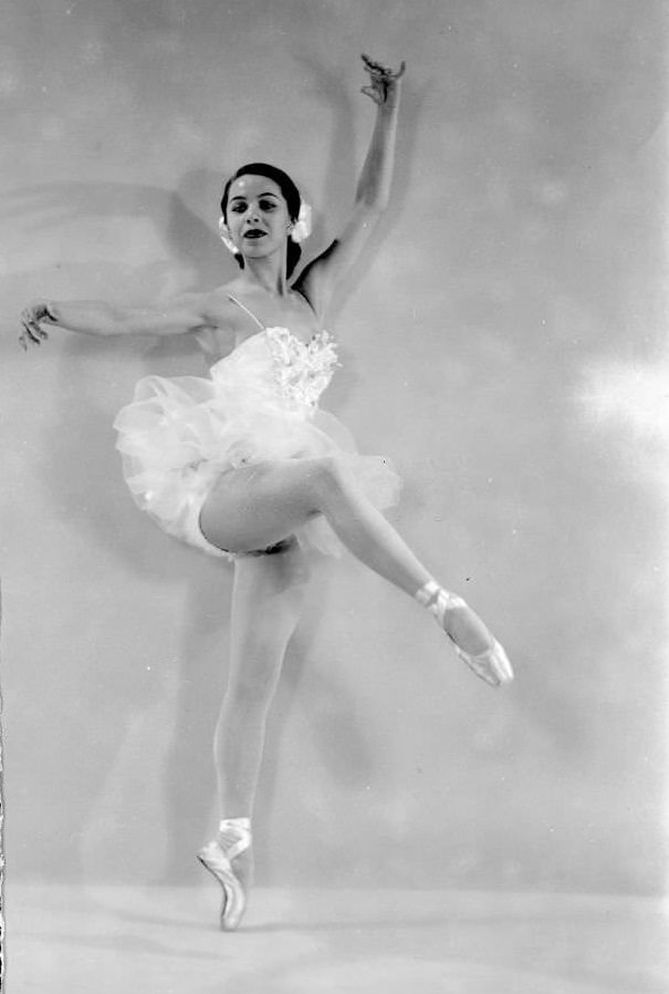 Maria Tallchief as she dances en pointe, mid twentieth century.