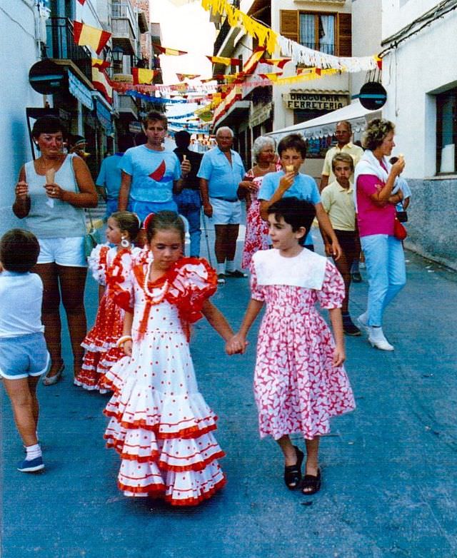 Stunning Photos Show Life of Moraira, Spain in the 1980s