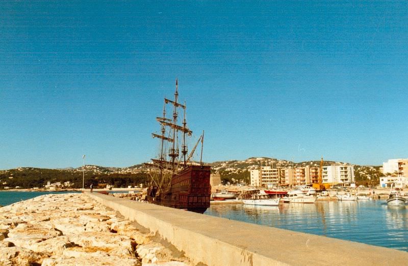 Stunning Photos Show Life of Moraira, Spain in the 1980s