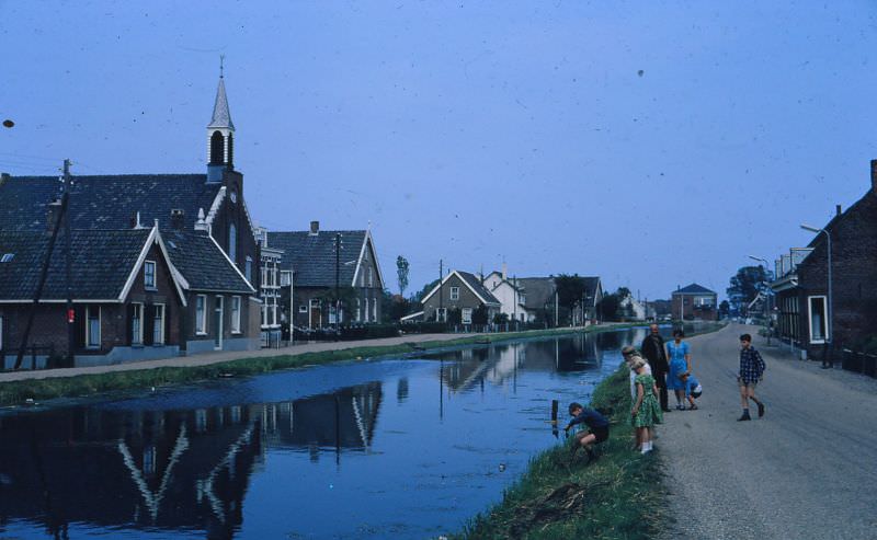 Kids love water, Netherlands, 1966