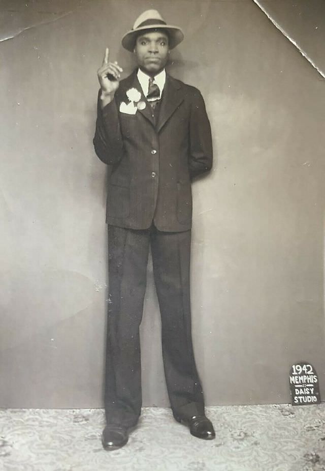 Sharp-dressed man, Daisy Studio, Beale Street, Memphis, Tennessee, 1942