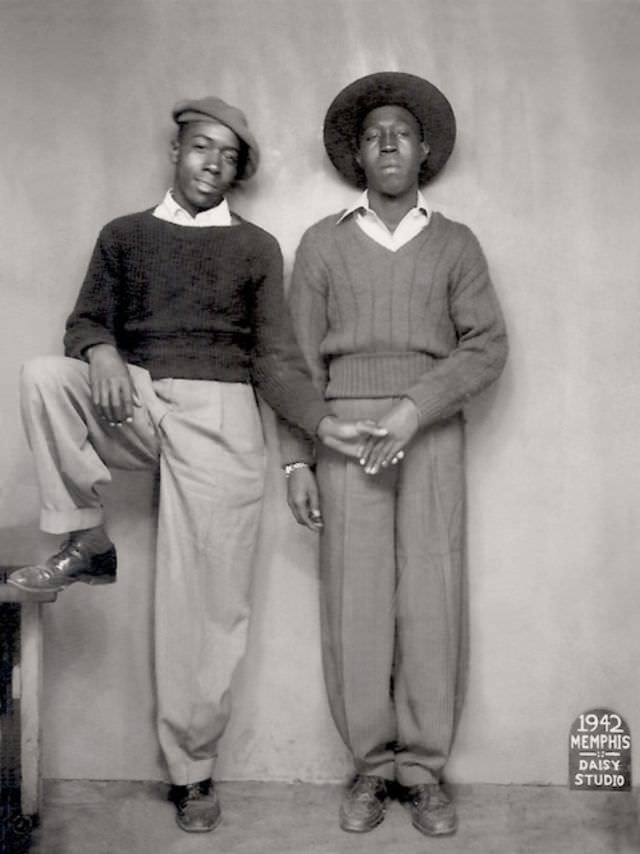 Young friends, Daisy Studio, Beale Street, Memphis, Tennessee, 1942