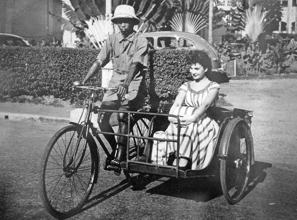 Actress Jean Simmons has Raffles Hotel of Singapore in March 1960