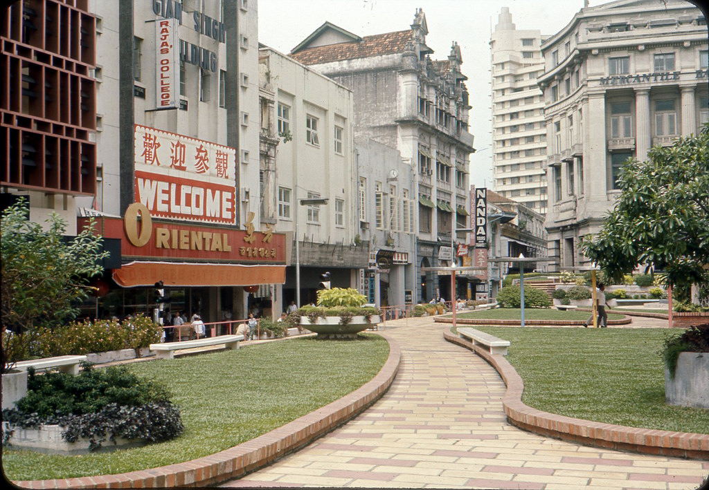 View of the central square of Raffles Place in the 1960s. Ảnh: Kit Rabson