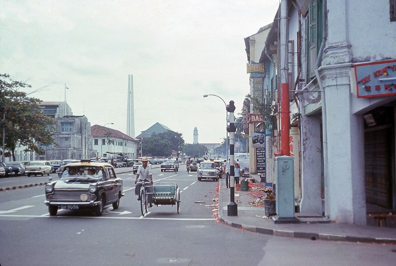 Corner of Beach Road and Middle Road; on the right was the Tay Koh Yat ticketing office; about four shops back is the York Kee bar