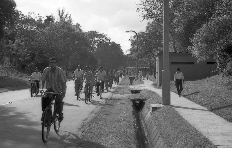 Dockyard workers going home from Sembawang dockyard, 1960s