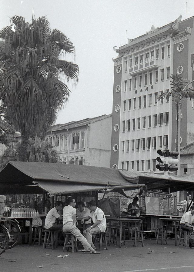 Hawker stall (the first Satay Club); the building is Singapore Hainan Hwee Kuan (Hui Guan) at the junction of Beach Road and Middle Road