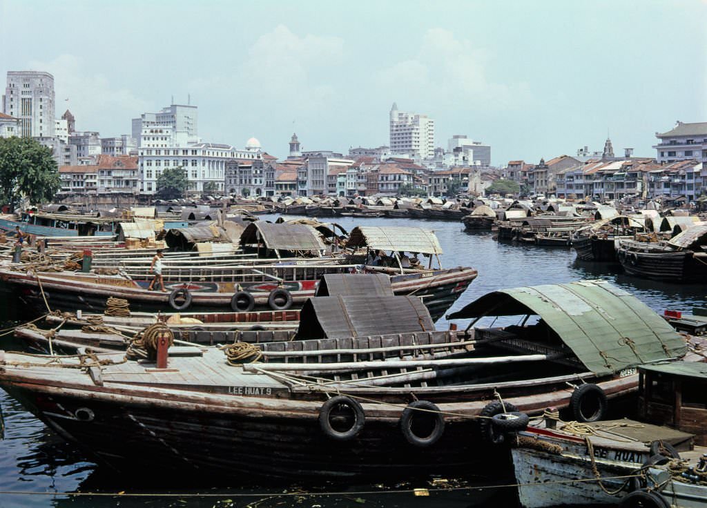 The sampans, the typical houseboats, moored on the River Singapore. Singapore, March 1962