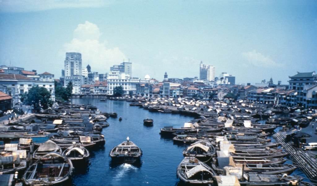 Boats sailing the River Singapore, 1962