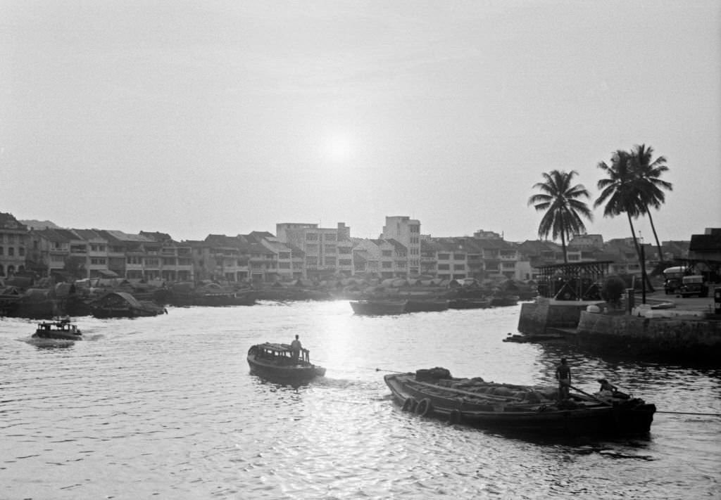 Boats sailing the River Singapore, 1962