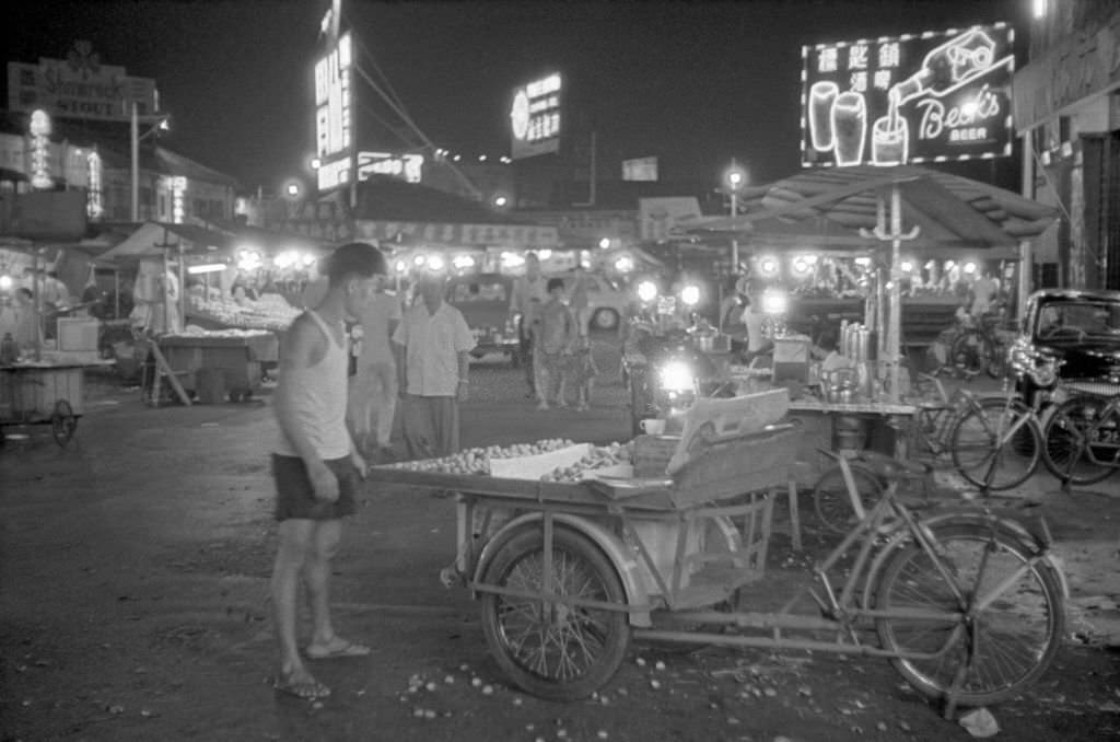 People walking at the outdoor market of Singapore, 1962