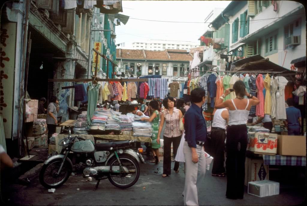 Kleidermarkt in China Town, Singapore, 1977