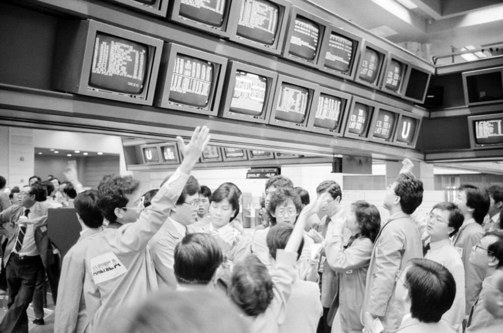 The Singapore Stock Exchange. Here, criers attentive to the screens displaying the values of the stock exchange, 1987
