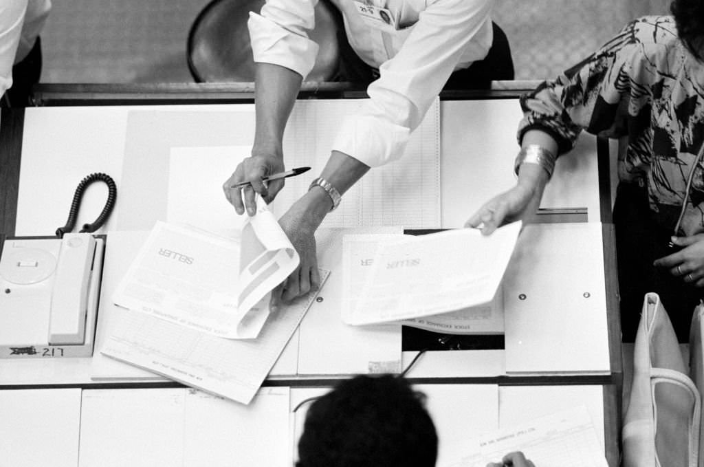 The Singapore Stock Exchange. Bird's eye view of broker hands, 1987