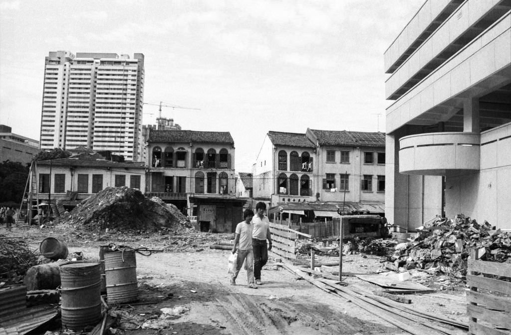 Rubble-strewn vacant lot awaits redevelopment alongside the Chinatown Complex on the corner of Smith St and New Bridge Rd, 1983