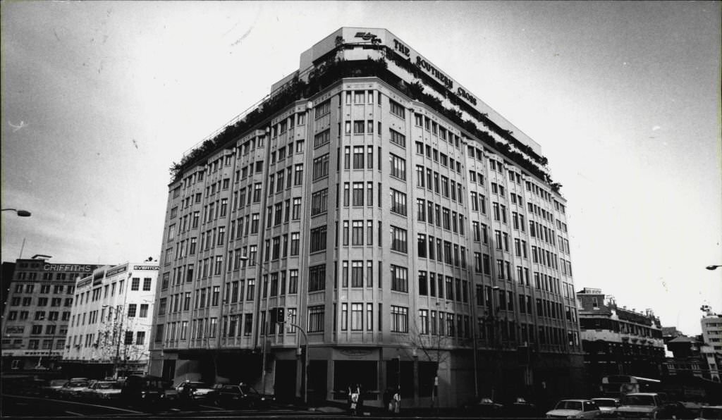New rooftop extensions at the Southern Cross Hotel, 1988