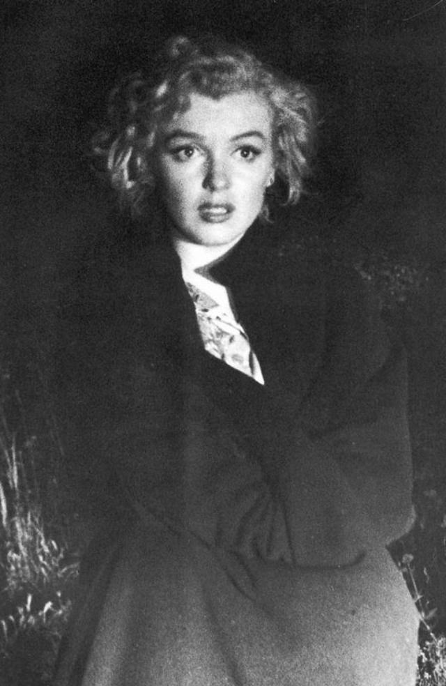 Dark Side of Marilyn Monroe: Sad Photos of Sleepless Monroe by Andre de Dienes, 1953