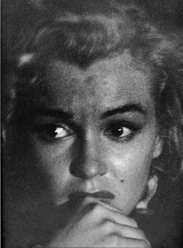 Dark Side of Marilyn Monroe: Sad Photos of Sleepless Monroe by Andre de Dienes, 1953